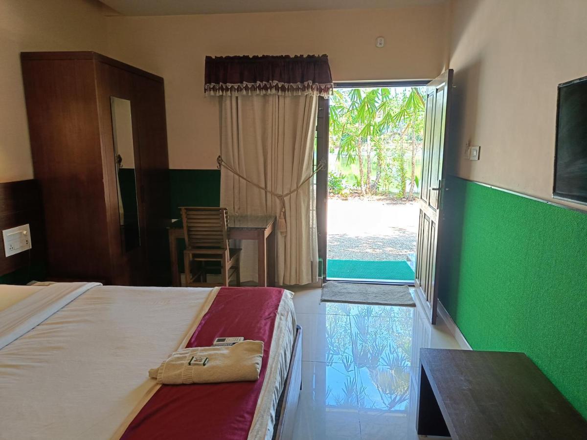 Global Backwater Resort Коллам Экстерьер фото